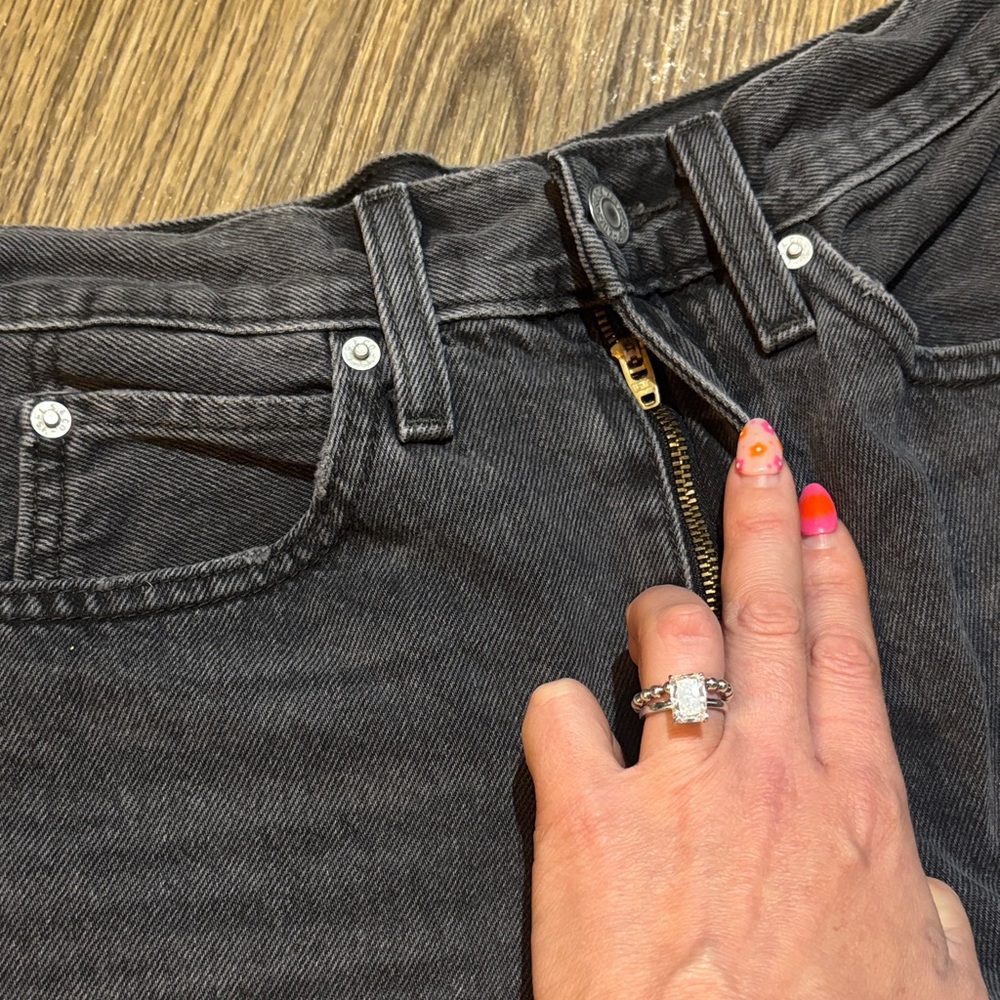 Levi's washed Black Highwaisted Denim Jean Shorts size 24 - Picture 6 of 6